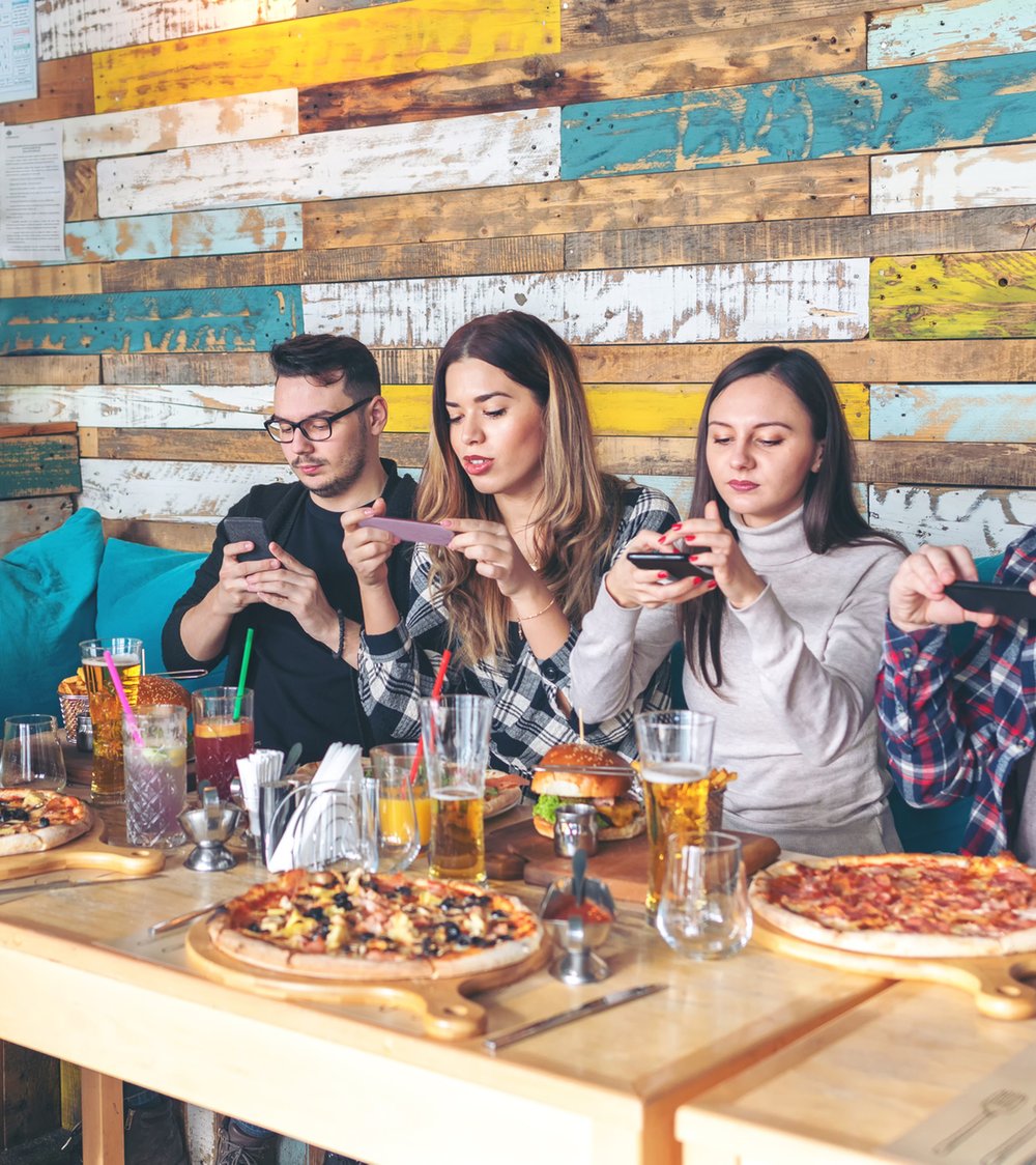 junge Menschen, die ihr Essen fotografieren