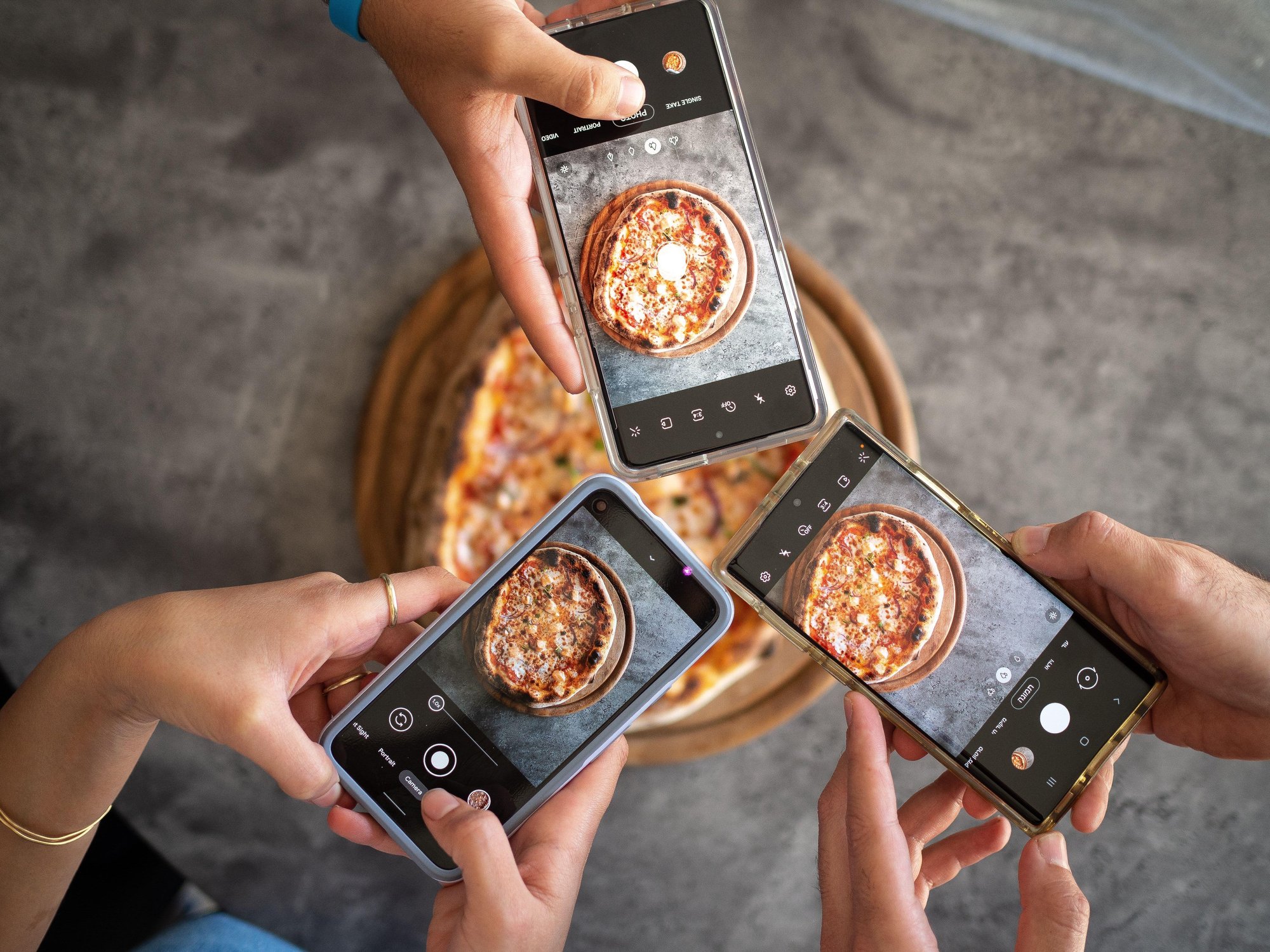 Kameras von Smartphones zeigen eine Pizza
